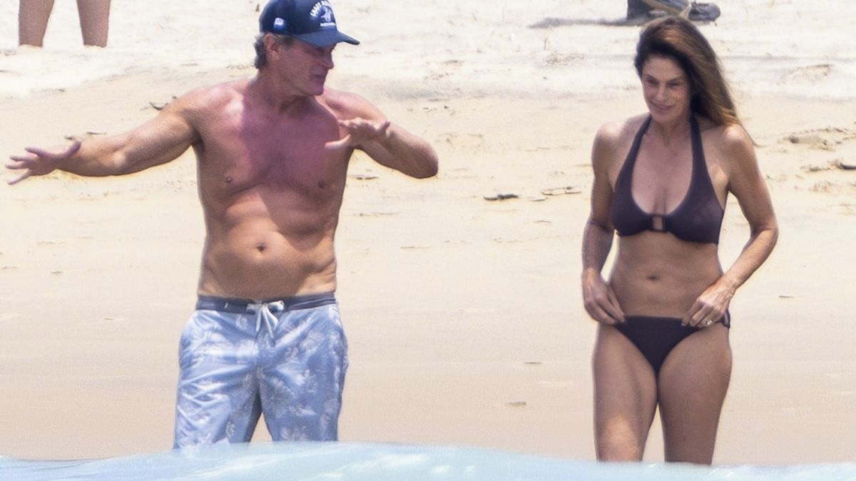 Cindy Crawford (60) v bikinách! Tahle legenda neřeší make-up ani přibývající roky a fanoušci to milují