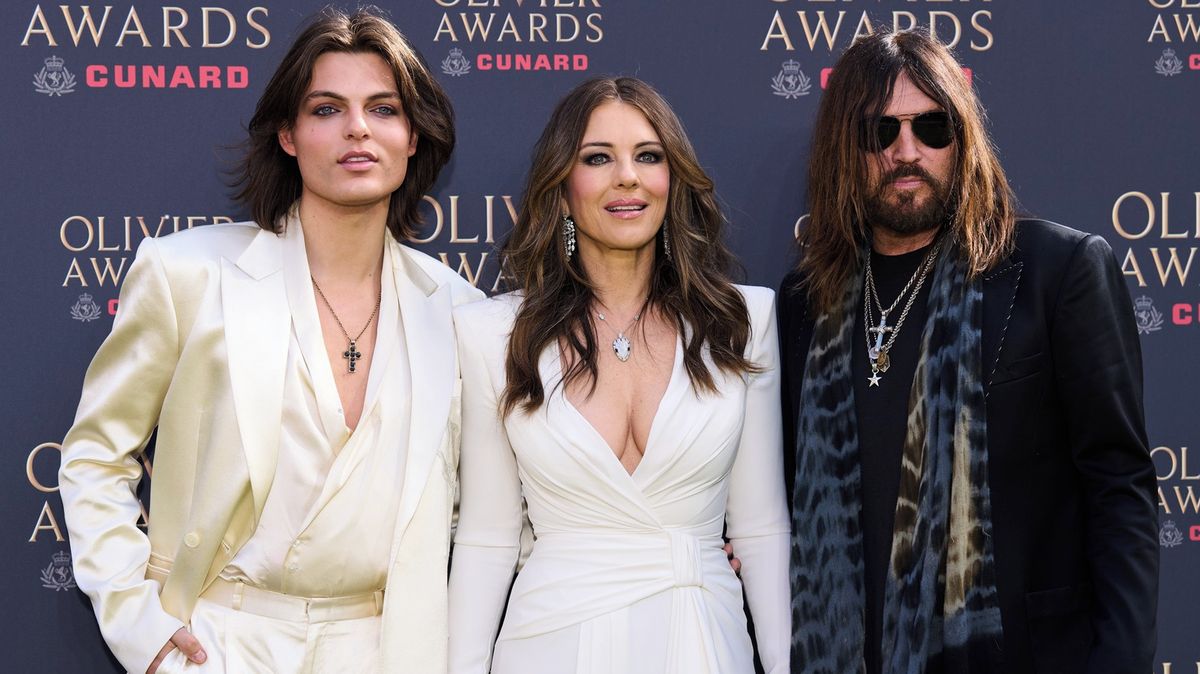 Syn Liz Hurley vypadá víc jako Liz než ona sama! Fanoušci se smějí hvězdě, která do společnosti vzala potomka i přítele