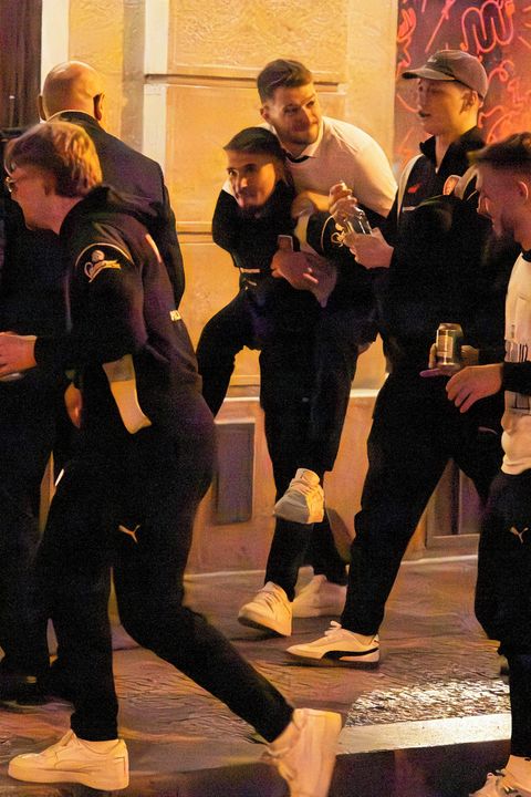 VIDEO: Alkohol tekl proudem, Nedvěd křepčil v autobuse. Divoká oslava českých fotbalistů pod rouškou noci