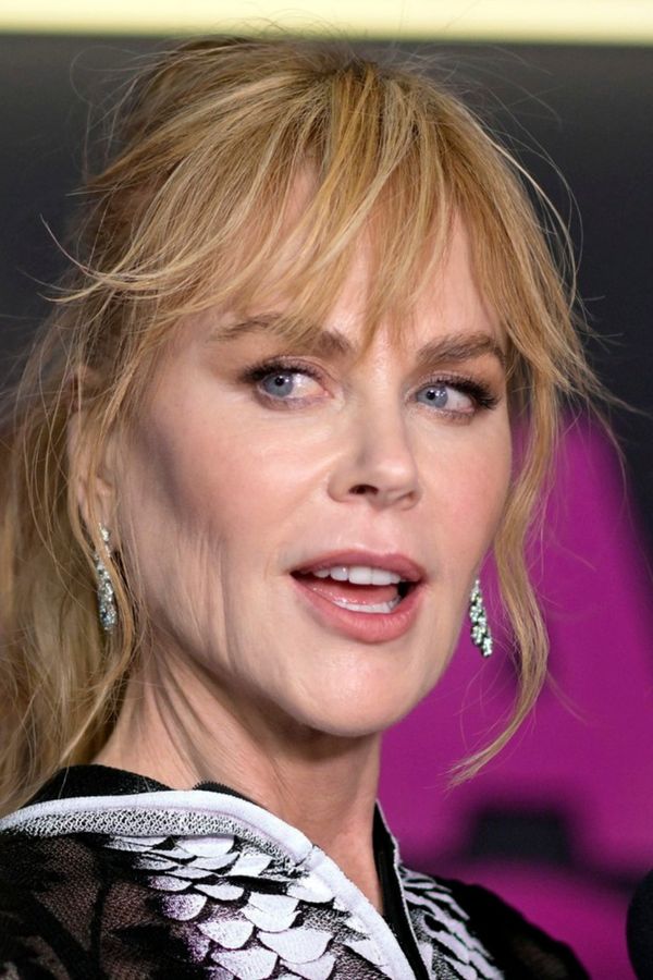 Ptačí úlet Nicole Kidman: Průsvitný kostýmek nezapřel inspiraci ptačím peřím. Hnízdo na hlavě tomu nasadilo korunu - fotka 1/1