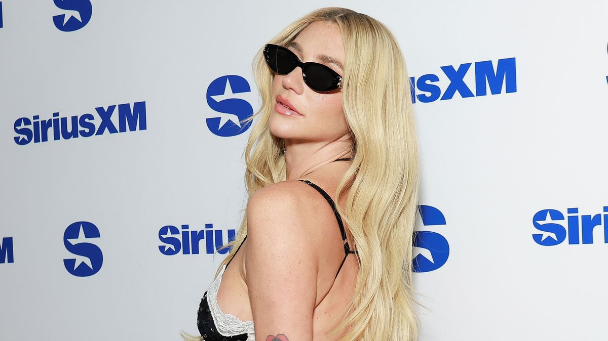 Žádný make-up, žádné oblečení: Kesha vyskočila z moře nahá, aby zvýšila povědomí o Dni Země. Fungovalo to