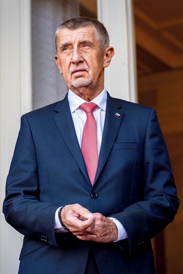 Místo toho, aby řešil „zlobivé“ Motoristy Klempíře a Macinku, ukázal Andrej Babiš klobásu. Taky názor, zaznělo - fotka 1/1