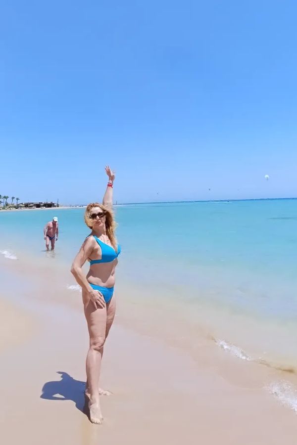 Pranýřují ji za Ozempic, tak šla v plavkách s kůží na trh: Nekradu ho diabetikům, chci dolů 10 kilo, řekla houslistka - fotka 1/1