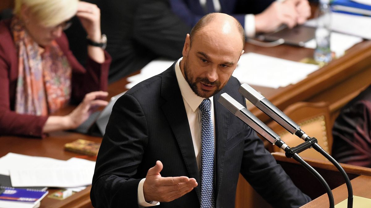 Ze Sněmovny se omluvil z pracovních důvodů a vyrazil na hokej: Poslance ANO už tepe opozice, Jurečka to nevydržel