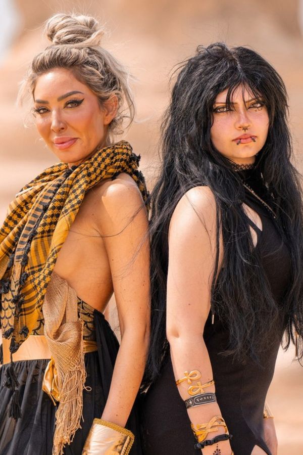 To je rodinka! Gothic dcera (17) píše paměti, matka se svléká: Slavná ‚náctiletá máma‘ chce i do politiky, jen neví jak - fotka 1/1