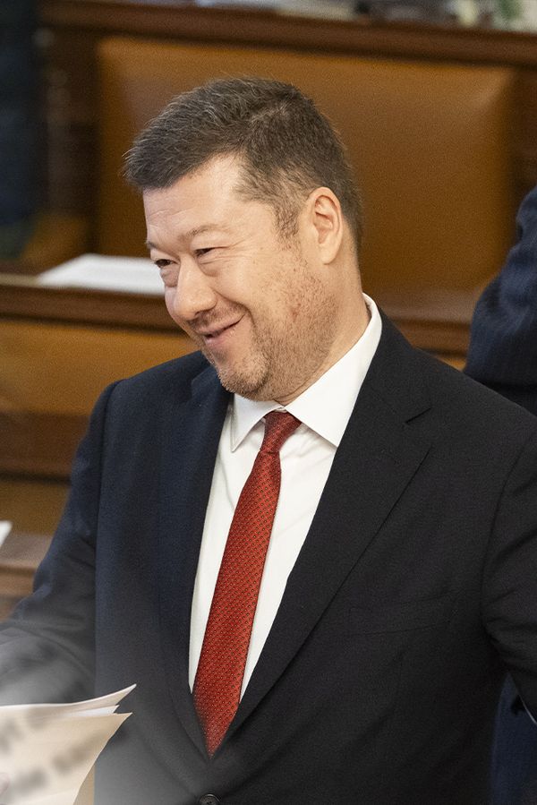 Glosa: Zelenskyj bere za obranu své země 14 tisíc. Okamura za svá moudra na internetu dvacetkrát víc - fotka 1/1