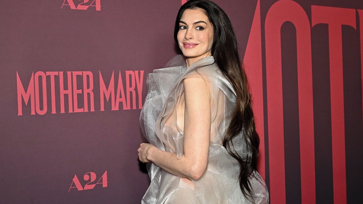 Anne Hathaway se konečně odvázala! Nad nahými šaty se v jejím podání tají dech. A ukázala toho dost