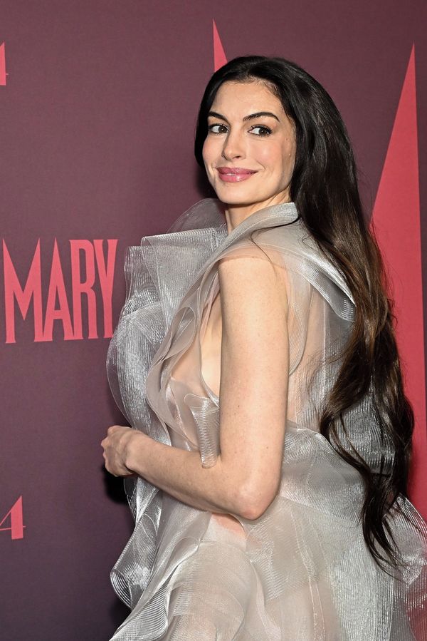 Anne Hathaway se konečně odvázala! Nad nahými šaty se v jejím podání tají dech. A ukázala toho dost - fotka 1/1