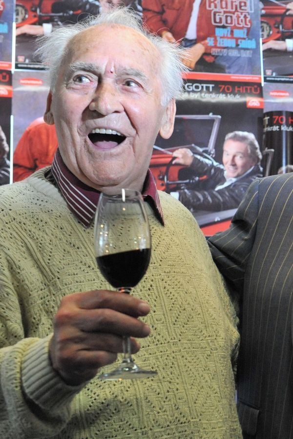 Slavný Standa Procházka (†96) se ocitl na jevišti s neznámým Karlem Gottem (†81). Nevytahoval se na něj - fotka 1/1