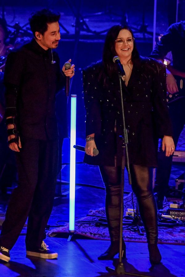 Farna a Mirai dostali fanoušky, tleská i Absolonová: V klipu září i známý moderátor. Ztvárnil děsivého reptiliána - fotka 1/1