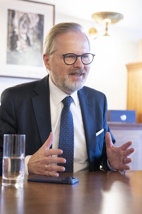 Expremiér Petr Fiala se chlubil knihami, které si vzal na dovolenou k moři: Fanoušci mu vytkli překvapivou věc - fotka 1/1