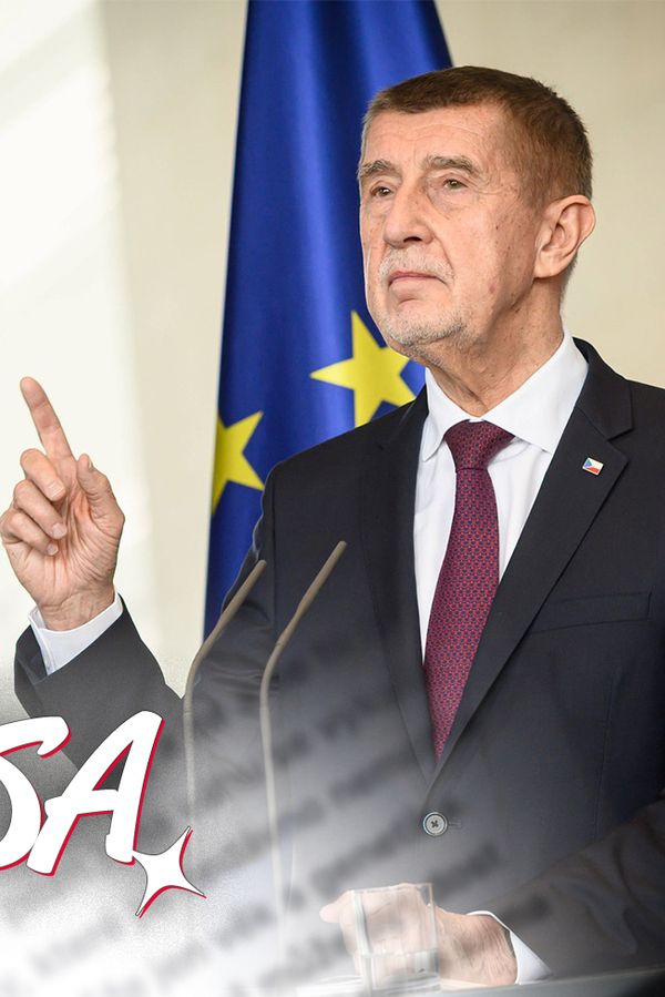 Glosa: Bič na úředníky a úřednice. Pane ministře, když vám podržím, budu mít lepší hodnocení? - fotka 1/1