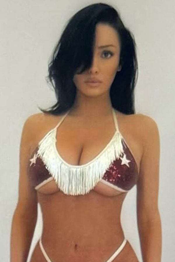 Stojí jako sloup, ale stejně je top! Bianca Censori nabudila fanoušky v bikinkách, kde se hodně šetřilo materiálem  - fotka 1/1