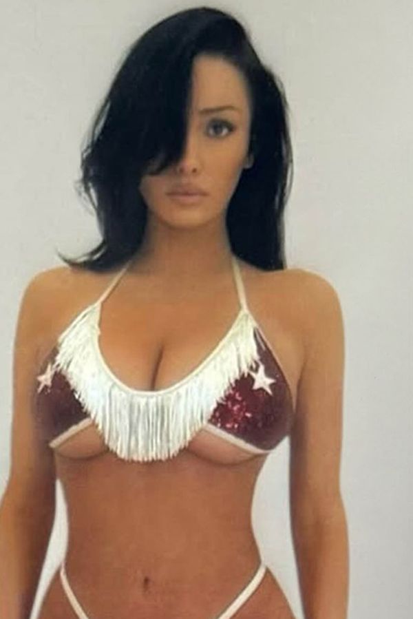 Stojí jako sloup, ale stejně je top! Bianca Censori nabudila fanoušky v bikinkách, kde se hodně šetřilo materiálem  - fotka 1/1