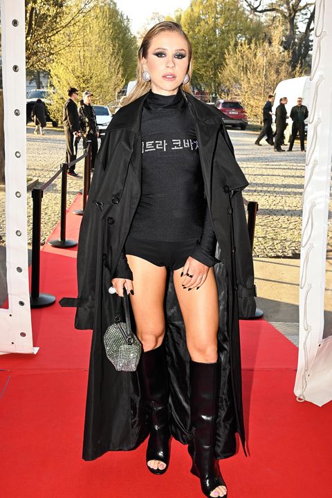 Díky líčení, účesu i modelu byla k nepoznání: Mariana Prachařová nečekaně ukázala odhalené nohy. Mám je hobití, říká