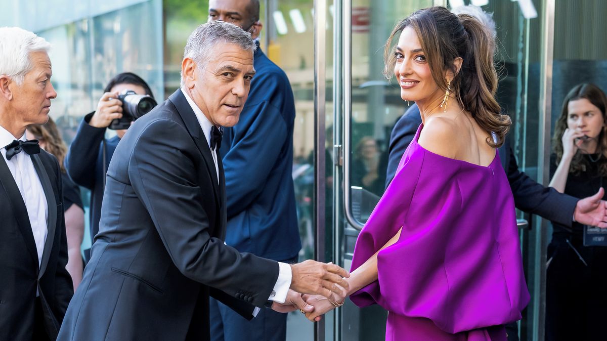 Největší módní propadák od doby, co se proslavila! Amal Clooney tentokrát s volbou minišatů pohořela na celé čáře