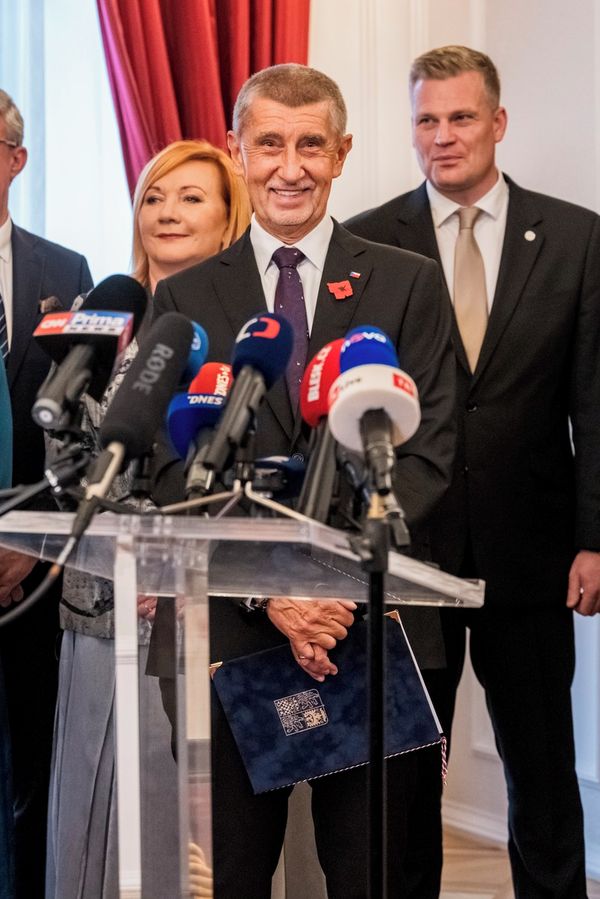 Schillerová s jeptiškou, zjihlý Okamura a jeho dojetí nad pomlázkou: Svátky jara dostaly i Fialu, je z něj Jožo vtipkár - fotka 1/1