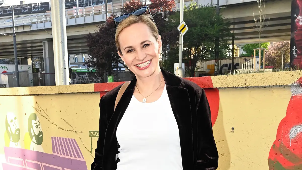 Monika Absolonová oslavila 50! Okouzlující zpěvačka září jako nikdy. Dojemně jí popřáli Margita i Háma