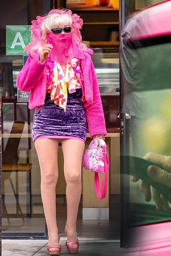 Legendární růžovku Angelyne (75) vyfotili po mnoha měsících: Kratší sukni a větší výstřih mít nemohla!  - fotka 1/1