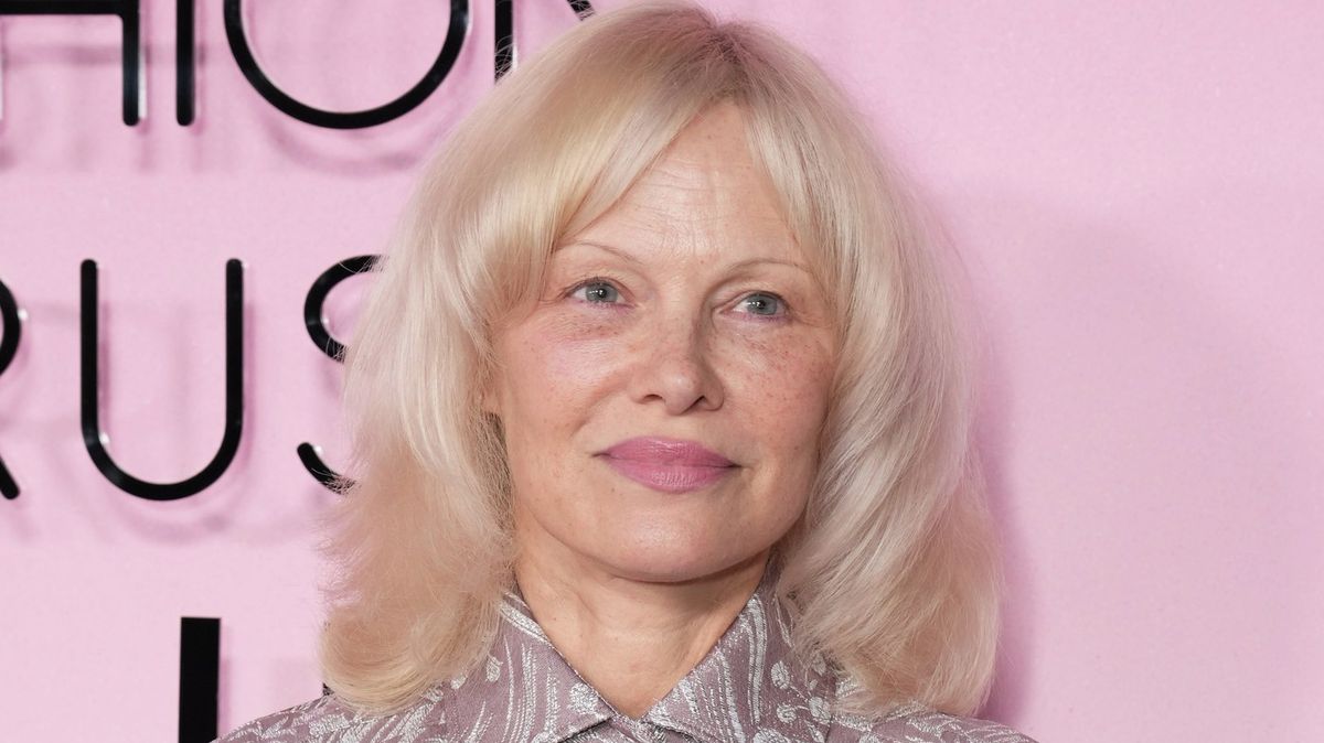 Vypadá bledě a staře, míní lidé. Pamela Anderson to zase schytává za nový vzhled, přirovnávají ji k tetě i babičce