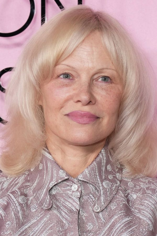 Vypadá bledě a staře, míní lidé. Pamela Anderson to zase schytává za nový vzhled, přirovnávají ji k tetě i babičce - fotka 1/1