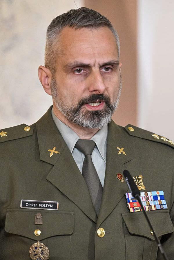 Plukovník Otakar Foltýn tvoří pár se sexy Pirátkou Katerinou Demetrashvili. Dělí je 27 let. Máme jejich vyjádření - fotka 1/1