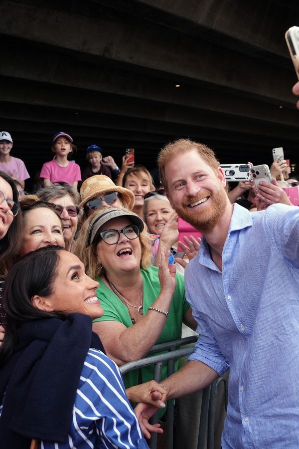 Meghan a Harry se v Sydney loučili jako hvězdy. Tak šťastné je snad ještě nikdo neviděl. Jeden dárek je dostal do kolen! - fotka 1/1