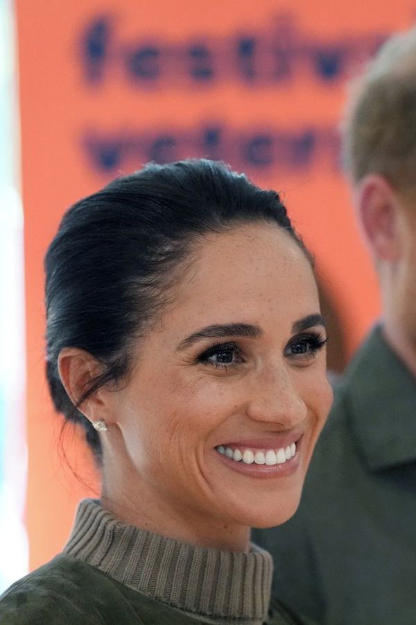 Na královnu si hraje dál: Meghan to v Austrálii schytává nejen za úsměvy pro kamery. Lidi vytočila gestem s květinami - fotka 1/1