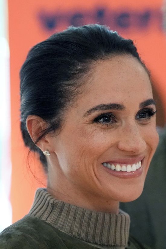 Na královnu si hraje dál: Meghan to v Austrálii schytává nejen za úsměvy pro kamery. Lidi vytočila gestem s květinami - fotka 1/1