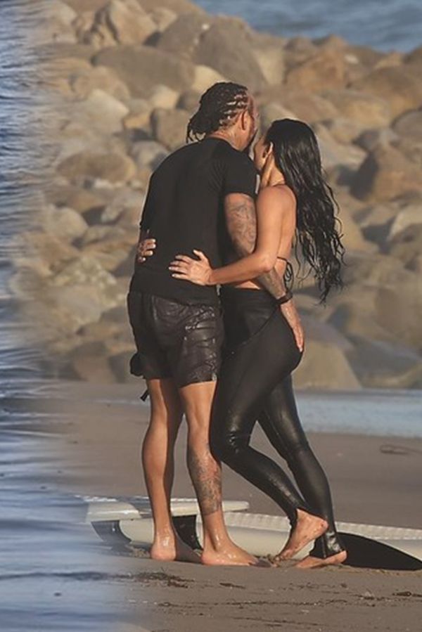 Na pláži od sebe nemohli odtrhnout ruce! Mezi Kim a Lewisem to jiskří jako blázen - fotka 1/1