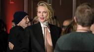 Charlize Theron přišla bez trička i podprsenky, takové pozdvižení ale nečekala. Lidé si všimli do očí bijícího detailu