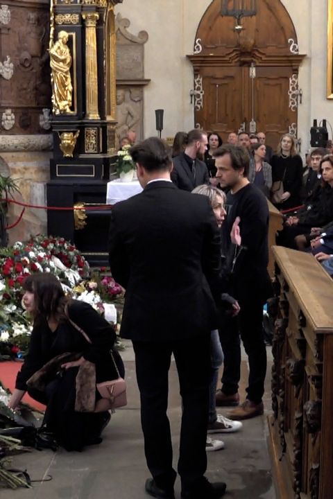 Plejáda hvězd se loučí s Janem Potměšilem: Geislerová, Trojan, Holubová a další slavní míří na mši 