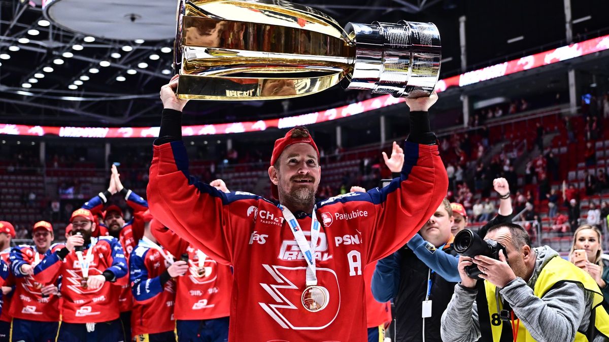 Dojatá Míša Pecháčková už se ke vztahu s Romanem Červenkou hrdě hlásí: V dresu Pardubic slavila hokejový titul!