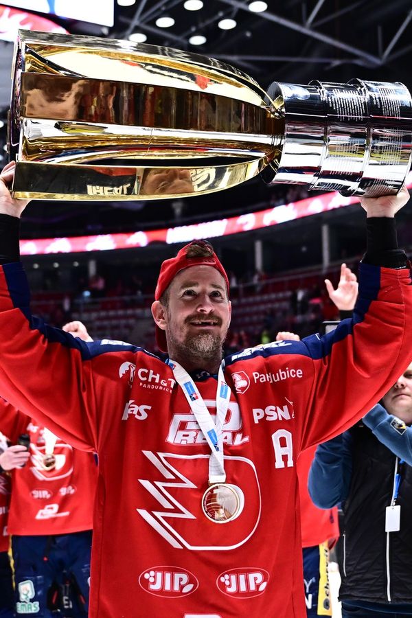 Dojatá Míša Pecháčková už se ke vztahu s Romanem Červenkou hrdě hlásí: V dresu Pardubic slavila hokejový titul! - fotka 1/1