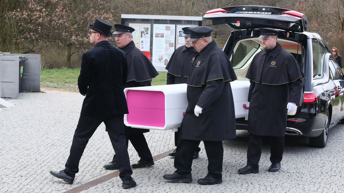 Tajný pohřeb influencerky Míny (†23): Růžovo-bílá rakev podle jejího přání, naposledy se rozloučila rodina i přátelé