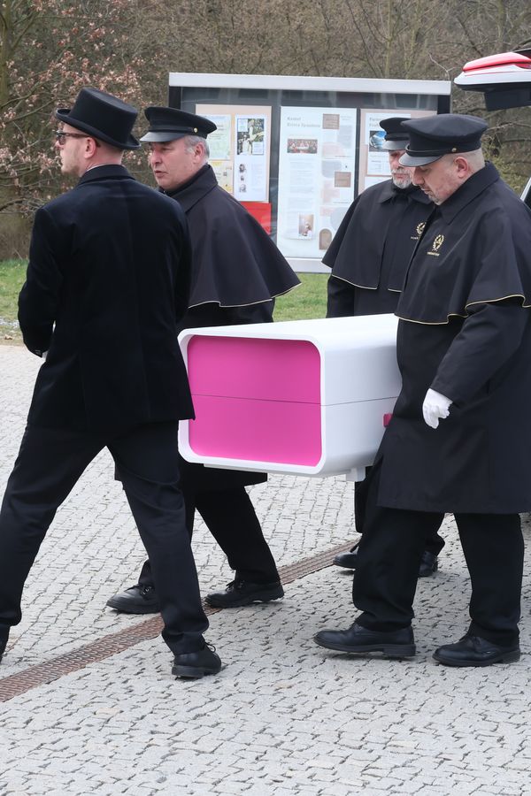 Tajný pohřeb influencerky Míny (†23): Růžovo-bílá rakev podle jejího přání, naposledy se rozloučila rodina i přátelé - fotka 1/1