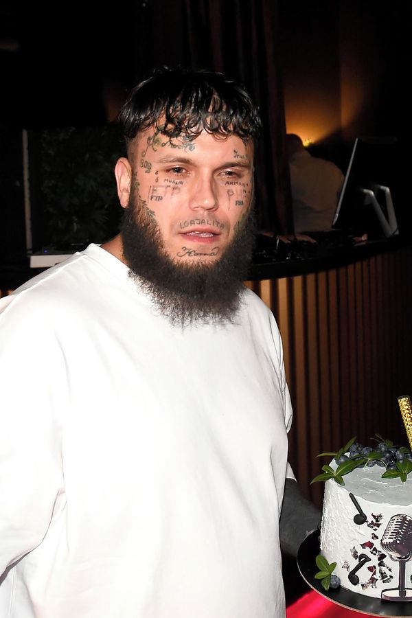 Hodně zvrácený velikonoční Beránek: Nahý rapper běsnil na balkoně a do zadku strkal hračku pro dospělé - fotka 1/1