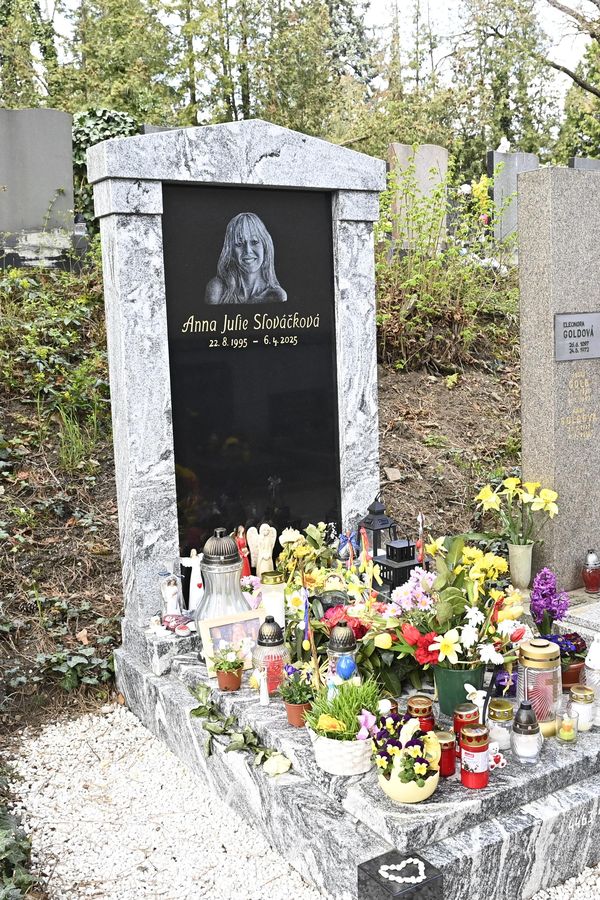 Rok po odchodu Aničky Slováčkové: Fanoušci berou její hrob útokem. Je plný květin, svíček i andělů - fotka 1/1