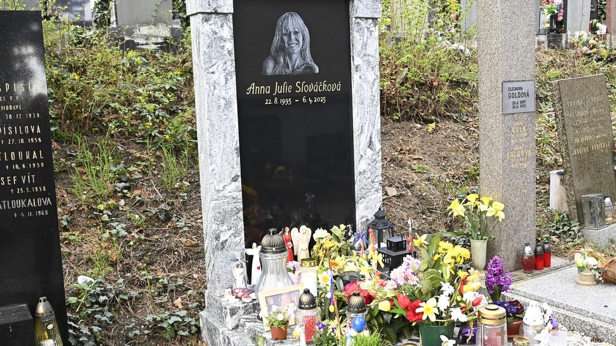 Rok po odchodu Aničky Slováčkové: Fanoušci berou její hrob útokem. Je plný květin, svíček i andělů