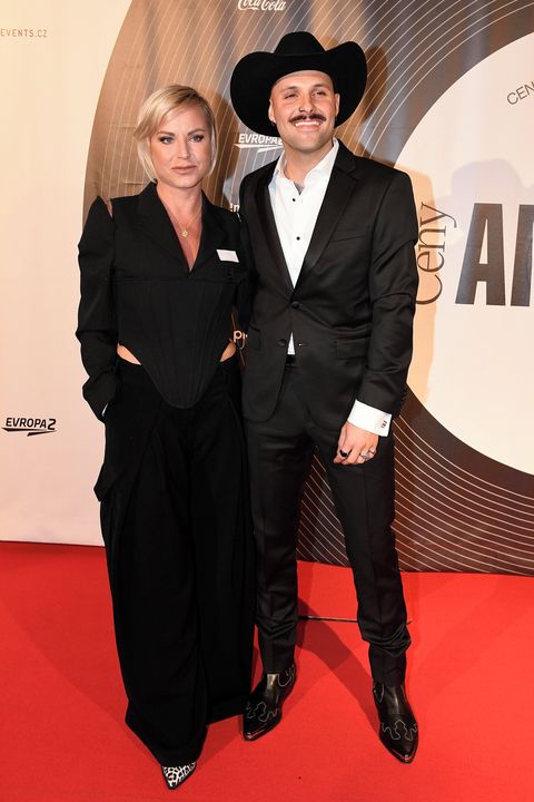 Martina Pártlová se nasoukala do sexy korzetu, zato její partner šokoval: Loni za popeláře, letos za queer kovboje