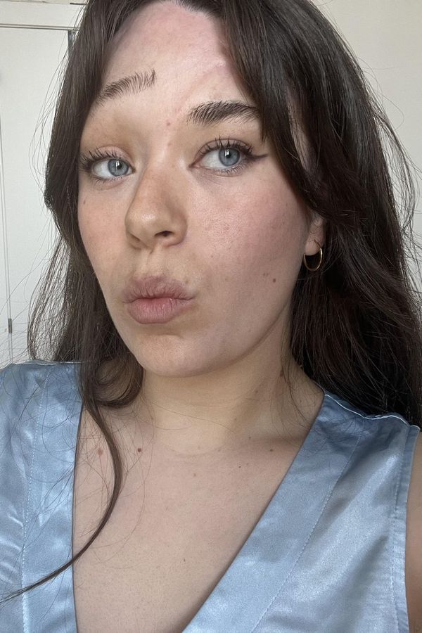 Roky slýchala, že je ošklivá a ať se sebou něco udělá. „Řeknu vám, proč dnes beru svůj vzhled jako výhodu,“ směje se - fotka 1/1