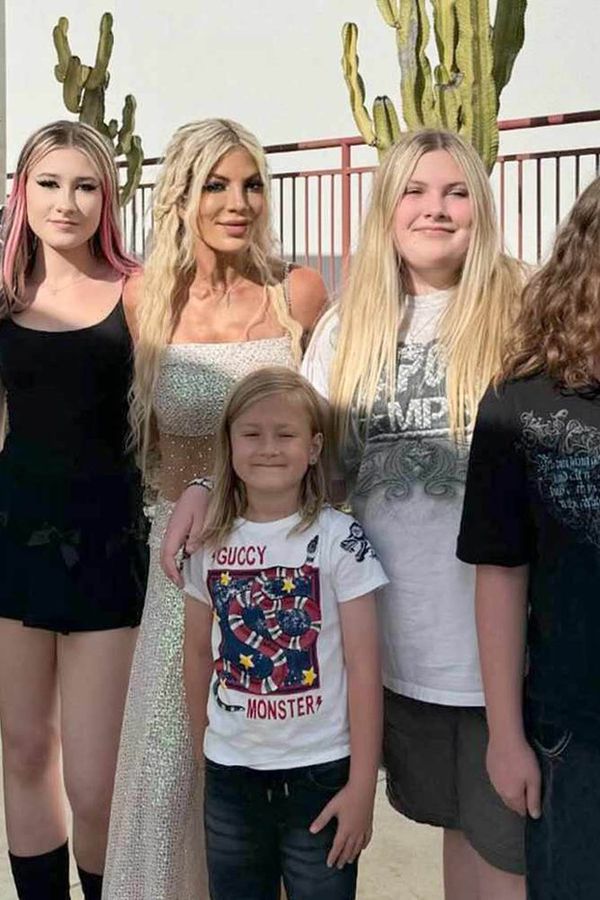 Děsivá nehoda v Kalifornii: Tori Spelling a sedm dětí, které s ní jely v autě, odvezly sanitky do nemocnice - fotka 1/1