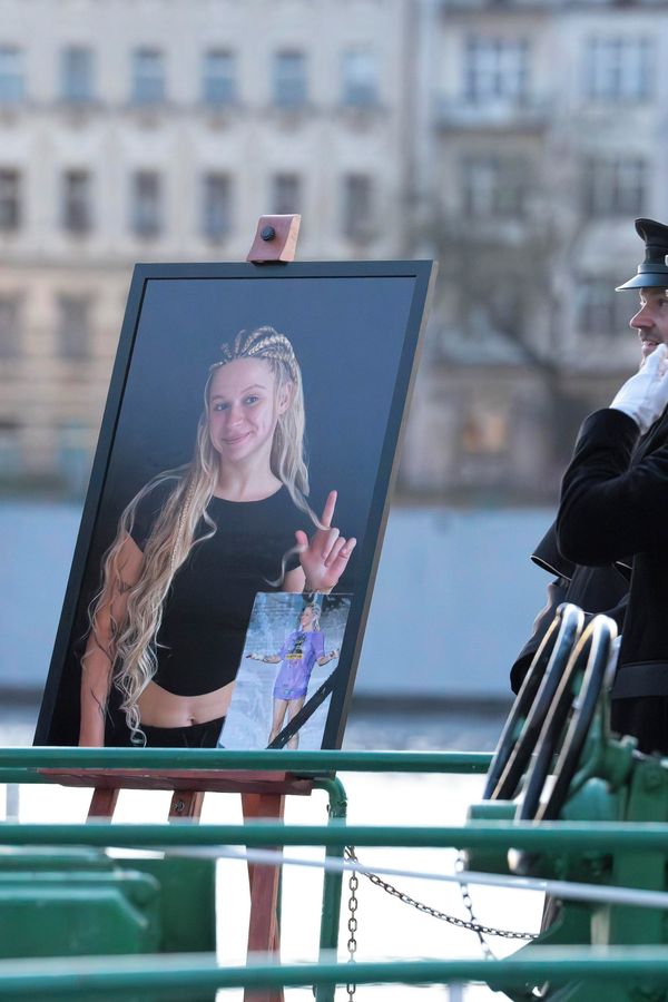 Fanoušci dali sbohem Míně: Náplavka se proměnila v místo plné vzpomínek. Posledního rozloučení se zúčastnila i maminka - fotka 1/1