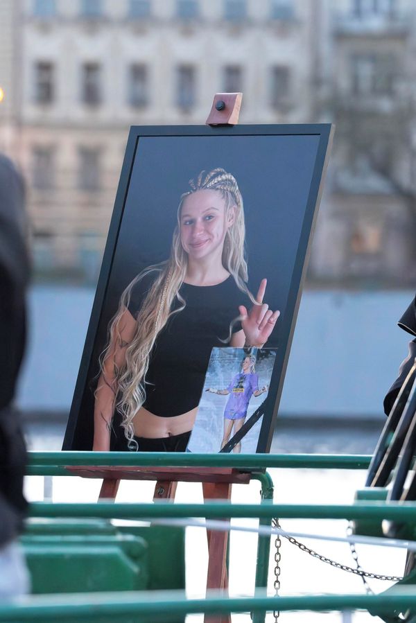 Fanoušci dali sbohem Míně: Náplavka se proměnila v místo plné vzpomínek. Posledního rozloučení se zúčastnila i maminka - fotka 1/1