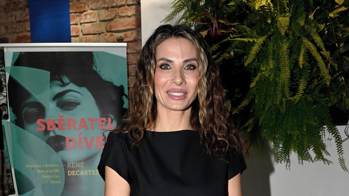 Eva Decastelo nezklamala. Na rozkvetlé louce pózuje jen v krajkových kalhotkách. Dokonalost sama, hodnotí fanoušci