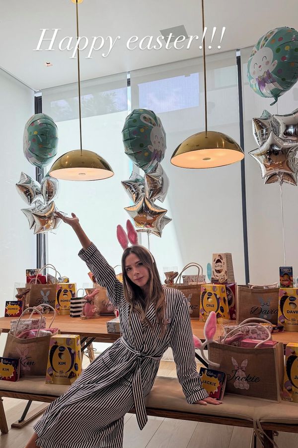 Victoria Beckham a její luxusní velikonoční koše všem kromě Brooklyna. Nadělila i partnerkám svých synů. Co na to Peltz? - fotka 1/1