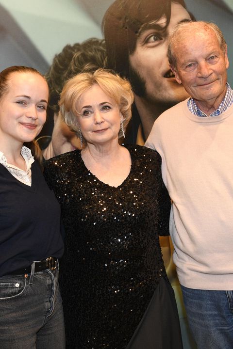 Arabela na ledě a v krimplenu: Janu Nagyovou na pražské premiéře filmu podpořil o 13 let mladší manžel a krásná dcera