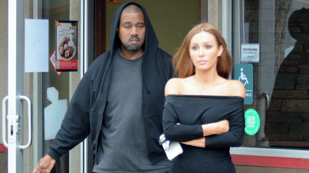 Zepředu nudné černé legíny, ale zezadu! Bianca Censori dráždila pruhem mezi půlkami. Poznali jste ji jako zrzku?