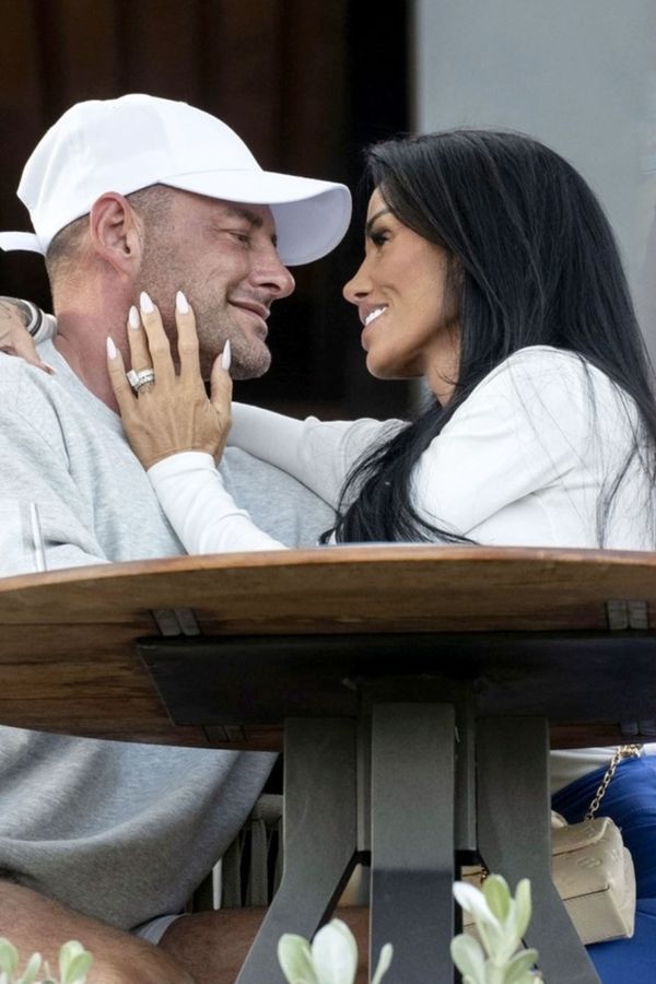 Na důkaz lásky: Manžel Katie Price se nechal označkovat inkoustem. Případný rozvod bude o to bolestivější - fotka 1/1