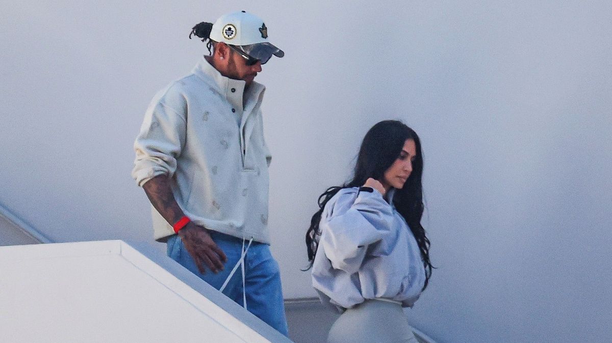 V letadle legíny, pak výstřih až k pupíku: Kim Kardashian nejdříve pokoušela Hamiltona, teď se předvedla i fanouškům